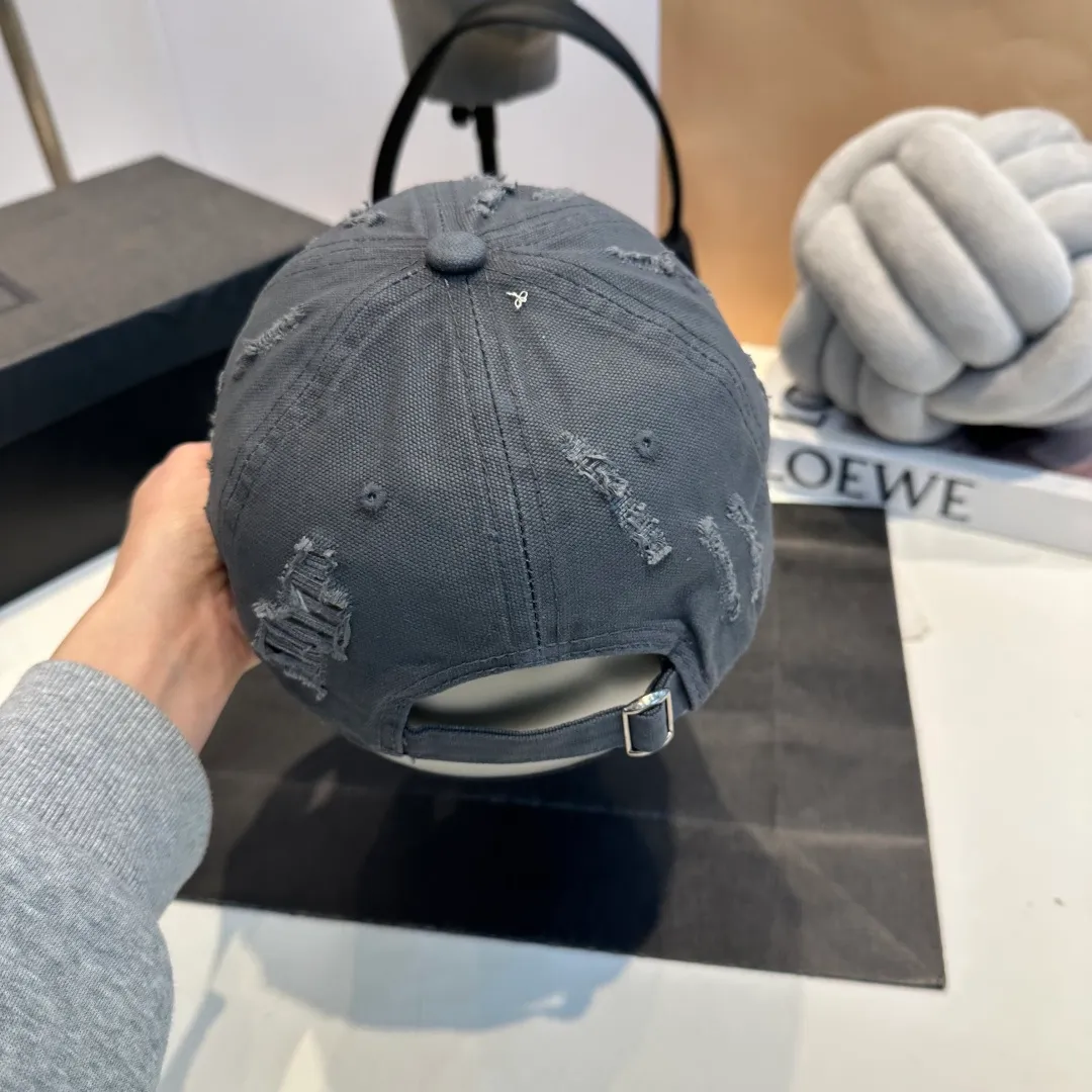 P60 Croxin's new ripped washed cotton baseball cap, a personalized and fashionable style, casual with a cool feel, the same style for men and women! Material: 100% cotton Head circumference: 56-58cm available
